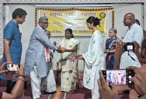 वनवासी कल्याण आश्रम ने पद्मश्री सम्मान से विभूषित बुधरी ताती और गोडबोले दंपति को किया सम्मानित