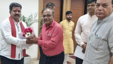 कुशाभाऊ ठाकरे विवि के कुलपति प्रो मनोज दयाल ने उपमुख्यमंत्री शर्मा से की सौजन्य भेंट
