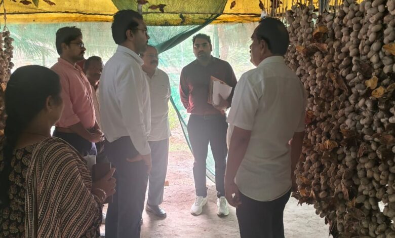 ग्रामोद्योग सचिव ने किसानों की आय बढ़ाने और धागाकरण मशीनों को शीघ्र शुरू करने के दिए निर्देश ग्रामोद्योग सचिव ने किसानों की आय बढ़ाने और धागाकरण मशीनों को शीघ्र शुरू करने के दिए निर्देश