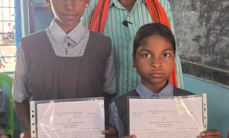 सुशासन तिहार से संवर रहा बच्चों का भविष्य, एक ही आवेदन में बने जाति और निवास प्रमाण पत्र