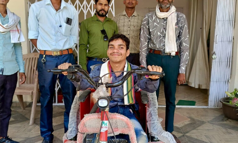 दिव्यांग मनुराज को मिला संबल, मोटराइज्ड ट्राईसाइकिल से अब शिक्षा की राह होगी आसान दिव्यांग मनुराज को मिला संबल, मोटराइज्ड ट्राईसाइकिल से अब शिक्षा की राह होगी आसान