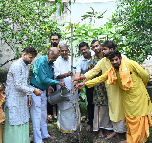 पुरुषोत्तम मास में श्री जैतू साव मठ परिसर में लगाए गए 11 फलदार वृक्ष