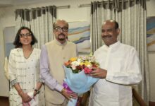 राज्यपाल रमेन डेका ने किया लोकसभा अध्यक्ष बिड़ला का आत्मीय स्वागत