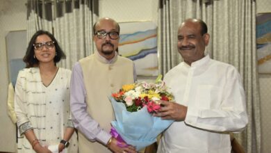 राज्यपाल रमेन डेका ने किया लोकसभा अध्यक्ष बिड़ला का आत्मीय स्वागत