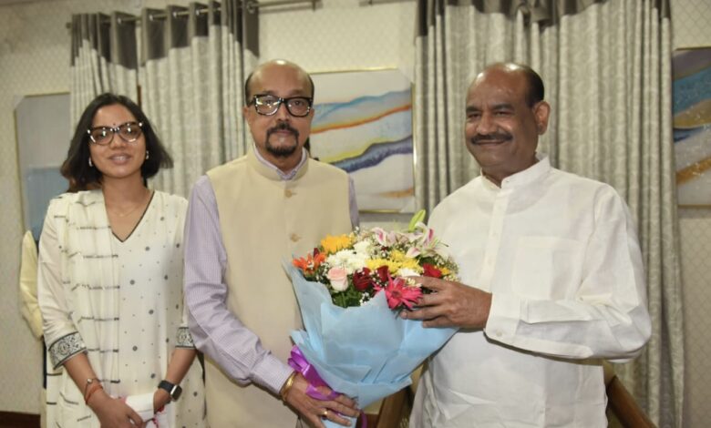 राज्यपाल रमेन डेका ने किया लोकसभा अध्यक्ष बिड़ला का आत्मीय स्वागत