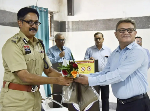 आत्मसमर्पित नक्सलियों की हुई रिवर्सल नसबंदी, रायपुर के डॉ. प्रशांत भागवत पहुंचे महाराजी अस्पताल जगदलपुर