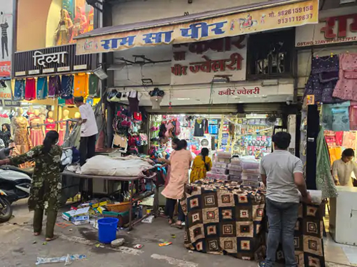 बाजारों में निगम ने किया औचक निरीक्षण,17 दुकानों में मिली गंदगी, अतिक्रमण करने वाले 25 दुकानदारो पर भी हुई कार्रवाई बाजारों में निगम ने किया औचक निरीक्षण,17 दुकानों में मिली गंदगी, अतिक्रमण करने वाले 25 दुकानदारो पर भी हुई कार्रवाई