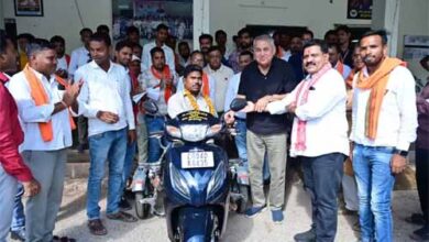 उप मुख्यमंत्री शर्मा की संवेदनशील पहल से दिव्यांग जीवराखन पटेल को मिली स्कूटी, एक दिन में पूरी हुई मांग