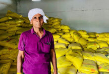 किसान अवध राम बोले बिना परेशानी मिला खाद, नैनो उर्वरकों की जानकारी से खेती में होगा लाभ