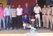 दोपहिया वाहन से अवैध शराब जब्त