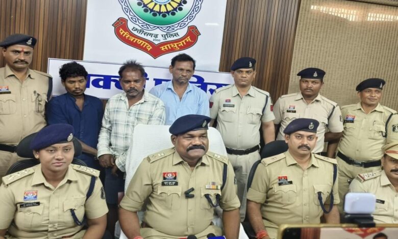 डबल मर्डर केस मामले में सराफा कारोबारी सहित दो गिरफ्तार डबल मर्डर केस मामले में सराफा कारोबारी सहित दो गिरफ्तार