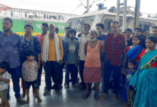 मुक्त कराए गए श्रमिकों की सकुशल वापसी, बिलासपुर स्टेशन पहुंचकर अधिकारियों ने जाना हालचाल