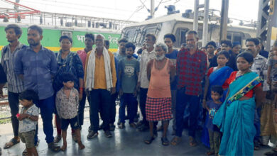 मुक्त कराए गए श्रमिकों की सकुशल वापसी, बिलासपुर स्टेशन पहुंचकर अधिकारियों ने जाना हालचाल