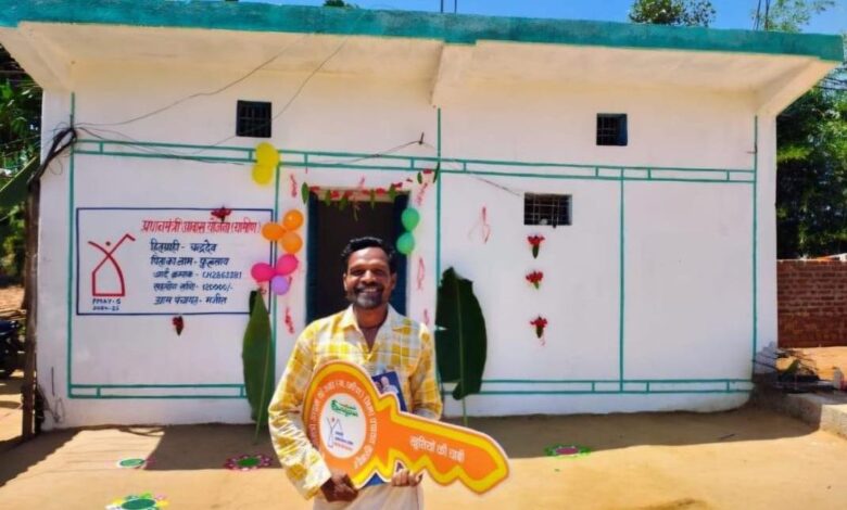 जब सपनों को मिला अपना पता: प्रधानमंत्री आवास योजना ने चन्द्रदेव के जीवन में भरी खुशियों की नई रोशनी जब सपनों को मिला अपना पता: प्रधानमंत्री आवास योजना ने चन्द्रदेव के जीवन में भरी खुशियों की नई रोशनी