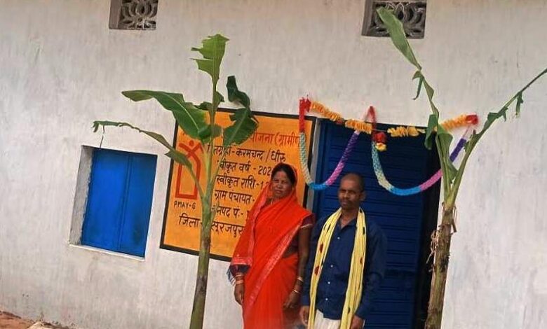 हाथियों के साये से सुरक्षित भविष्य तक : प्रधानमंत्री आवास योजना ने करमचन्द्र के परिवार को दिया नया जीवन