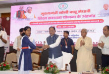मुख्यमंत्री के हाथों मेधावी छात्रा को मिली 2 लाख की सहायता