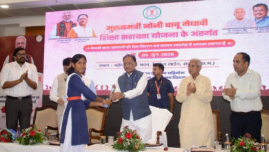 मुख्यमंत्री के हाथों मेधावी छात्रा को मिली 2 लाख की सहायता