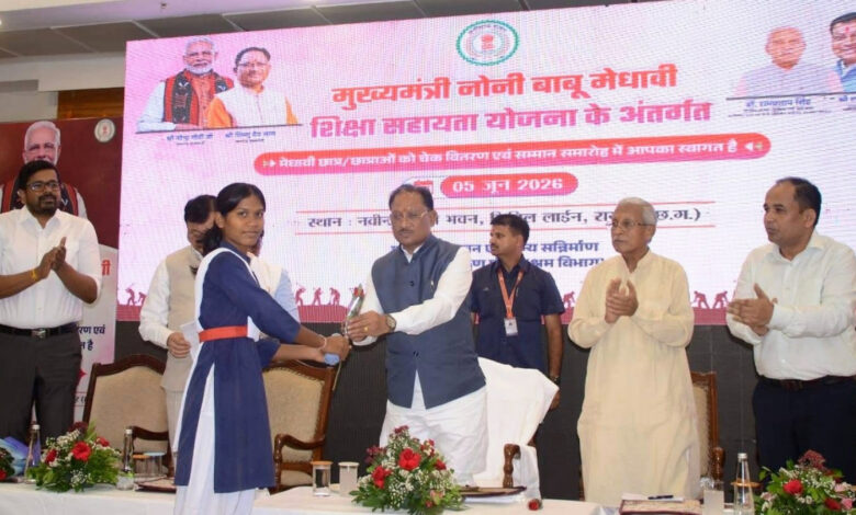 मुख्यमंत्री के हाथों मेधावी छात्रा को मिली 2 लाख की सहायता