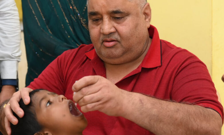 हर बच्चे तक पहुंचे पोलियो की सुरक्षा का कवच, मंत्री अग्रवाल ने पिलाई जीवनरक्षक खुराक