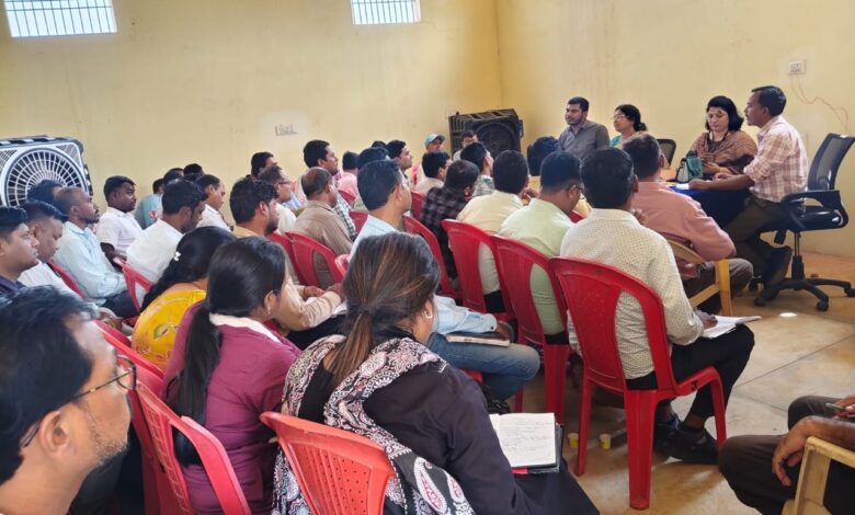 किसानों को खाद-बीज समय पर उपलब्ध कराने के निर्देश