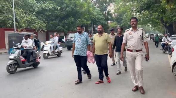 जो कल तक दिखाता था रौब, पुलिस की दबिश पड़ते ही निकली हेकड़ी, बंधक बनाकर मारपीट और लूटकांड में दो गिरफ्तार जो कल तक दिखाता था रौब, पुलिस की दबिश पड़ते ही निकली हेकड़ी, बंधक बनाकर मारपीट और लूटकांड में दो गिरफ्तार