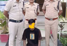 चलती ट्रेन में पत्थर मारकर फरार हुए आरोपी को रेलवे सुरक्षा बल ने सीसीटीवी की मदद से धर दबोचा