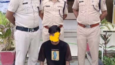 चलती ट्रेन में पत्थर मारकर फरार हुए आरोपी को रेलवे सुरक्षा बल ने सीसीटीवी की मदद से धर दबोचा