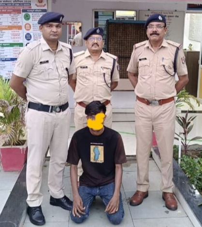 चलती ट्रेन में पत्थर मारकर फरार हुए आरोपी को रेलवे सुरक्षा बल ने सीसीटीवी की मदद से धर दबोचा