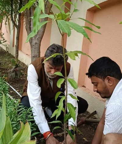 भाजपा प्रदेश अध्यक्ष किरण देव ने रायपुर निवास पर किया पौधरोपण