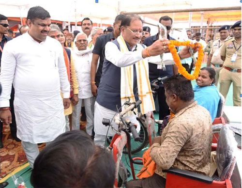 जब मुख्यमंत्री साय ने थामा हाथ, तो दिव्यांग हितग्राही की जिंदगी में लौटी उम्मीद की रौशनी