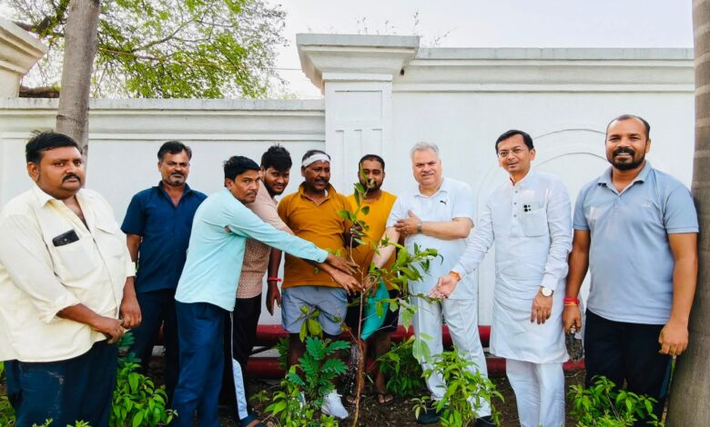 भाजपा प्रदेश कार्यालय में विश्व पर्यावरण दिवस पर हुआ पौधरोपण