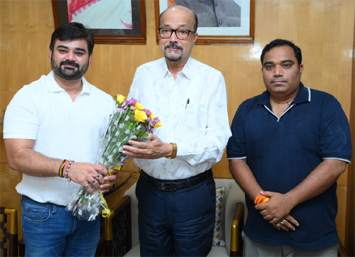 राज्यपाल डेका से छत्तीसगढ़ कायाकिंग-कैनोइंग एसोसिएशन के पदाधिकारियों ने भेंट की राज्यपाल डेका से छत्तीसगढ़ कायाकिंग-कैनोइंग एसोसिएशन के पदाधिकारियों ने भेंट की
