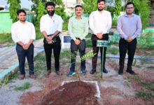 प्रभारी सचिव आनंद ने एक पेड़ माँ के नाम अभियान के तहत किया पौधरोपण