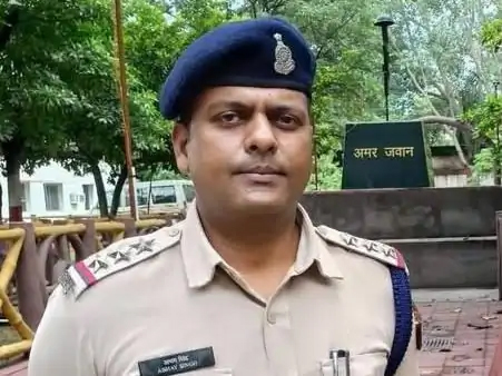 गिरफ्तारी वारंट की तामिली में लापरवाही, थाना प्रभारी बैस निलंबित गिरफ्तारी वारंट की तामिली में लापरवाही, थाना प्रभारी बैस निलंबित