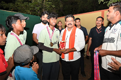 उप मुख्यमंत्री शर्मा ने राष्ट्रीय पदक विजेता बेसबॉल खिलाडिय़ों का किया सम्मान उप मुख्यमंत्री शर्मा ने राष्ट्रीय पदक विजेता बेसबॉल खिलाडिय़ों का किया सम्मान