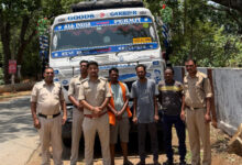 बिना अभिवहन पास चूना पत्थर गिट्टी से भरे 3 ट्रेलर जब्त