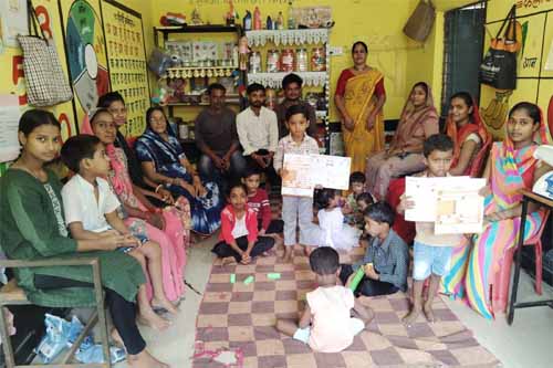 6 वर्ष पूर्ण कर चुके बच्चों को विद्यारंभ प्रमाण-पत्र देकर कराया जा रहा विद्यालय प्रवेश