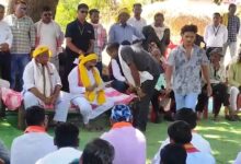 उप मुख्यमंत्री साव ने आम पेड़ के नीचे लगाई चौपाल, ग्रामीणों से योजनाओं का लिया फीडबैक