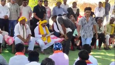 उप मुख्यमंत्री साव ने आम पेड़ के नीचे लगाई चौपाल, ग्रामीणों से योजनाओं का लिया फीडबैक
