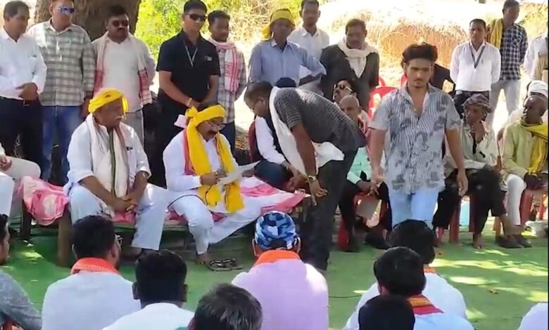 उप मुख्यमंत्री साव ने आम पेड़ के नीचे लगाई चौपाल, ग्रामीणों से योजनाओं का लिया फीडबैक
