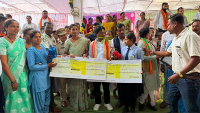 बस्तर की बेटियों ने पेश की सफलता की मिसाल, तेंदूपत्ता संग्राहक परिवारों की रुद्राणी और डालेश्वरी ने बढ़ाई अंचल की शान