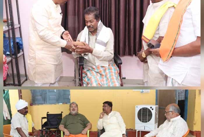 प्रधानमंत्री के 12 वर्ष पूर्ण होने पर वन मंत्री ने पद्मश्री हेमचंद एवं साहित्यकार शिव कुमार का किया सम्मान प्रधानमंत्री के 12 वर्ष पूर्ण होने पर वन मंत्री ने पद्मश्री हेमचंद एवं साहित्यकार शिव कुमार का किया सम्मान