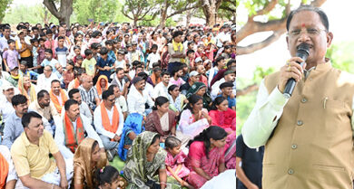 आम की छांव में मुख्यमंत्री की चौपाल : खाट पर बैठे, ग्रामीणों की सुनी बात, मौके पर दिए समाधान