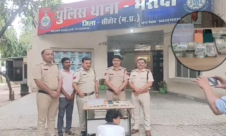 सोशल मीडिया पर लड़की बनकर दोस्ती, युवक से डेढ़ साल में 17 लाख रुपये की ठगी सोशल मीडिया पर लड़की बनकर दोस्ती, युवक से डेढ़ साल में 17 लाख रुपये की ठगी