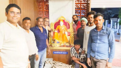 600 किलो की शिवाजी प्रतिमा को 20 लोगों ने पांच घंटे की मशक्कत के बाद किया स्थापित 600 किलो की शिवाजी प्रतिमा को 20 लोगों ने पांच घंटे की मशक्कत के बाद किया स्थापित