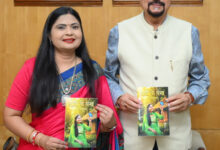 राज्यपाल डेका से लेखिका अग्रवाल ने की मुलाकात