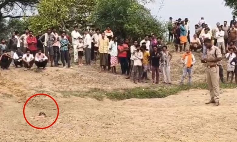 रेत में दबी मिली युवती की लाश, महासमुंद में सनसनी हत्या की आशंका से जांच शुरू