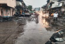 हल्की बारिश में सड़कों पर बहा गंदा पानी, नगर परिषद पर उठे सवाल