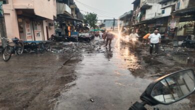 हल्की बारिश में सड़कों पर बहा गंदा पानी, नगर परिषद पर उठे सवाल