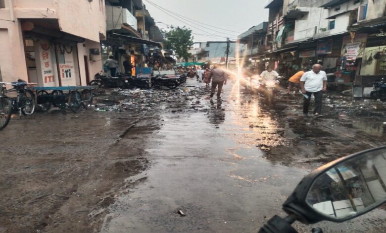 हल्की बारिश में सड़कों पर बहा गंदा पानी, नगर परिषद पर उठे सवाल हल्की बारिश में सड़कों पर बहा गंदा पानी, नगर परिषद पर उठे सवाल